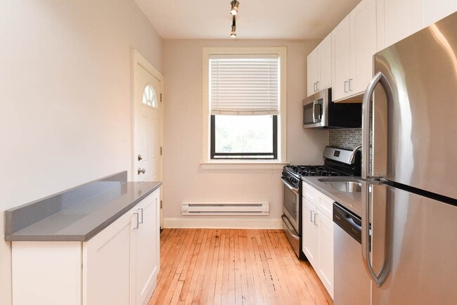 Photo - 2231 N Rockwell St Unit B4