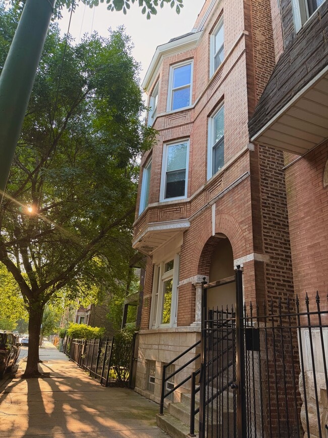 Building Photo - 1471 W Erie St Unit Apt 1