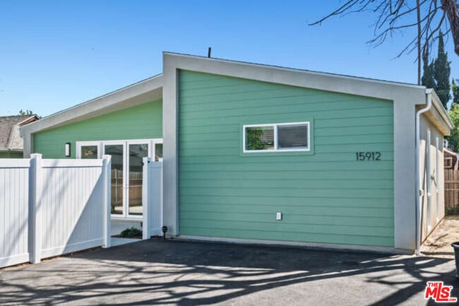 Photo - 15912 Vose St