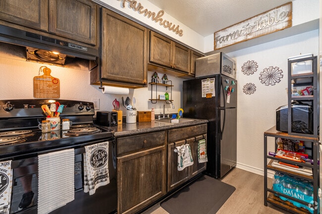 1BR, 1BA - 659SF - Kitchen - Legacy Apartments