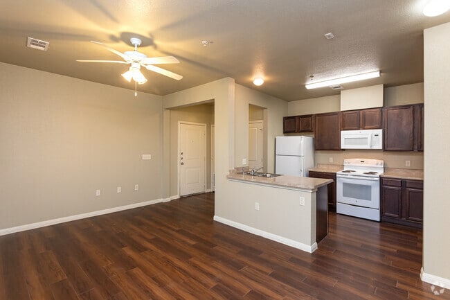 1BR, 1BA - 715SF Living & Dining - The Park at Sutton Oaks