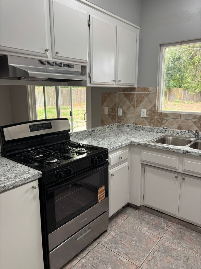 Photo - 4 B/D 2 BA Home in Gridley AVAILABLE NOW!