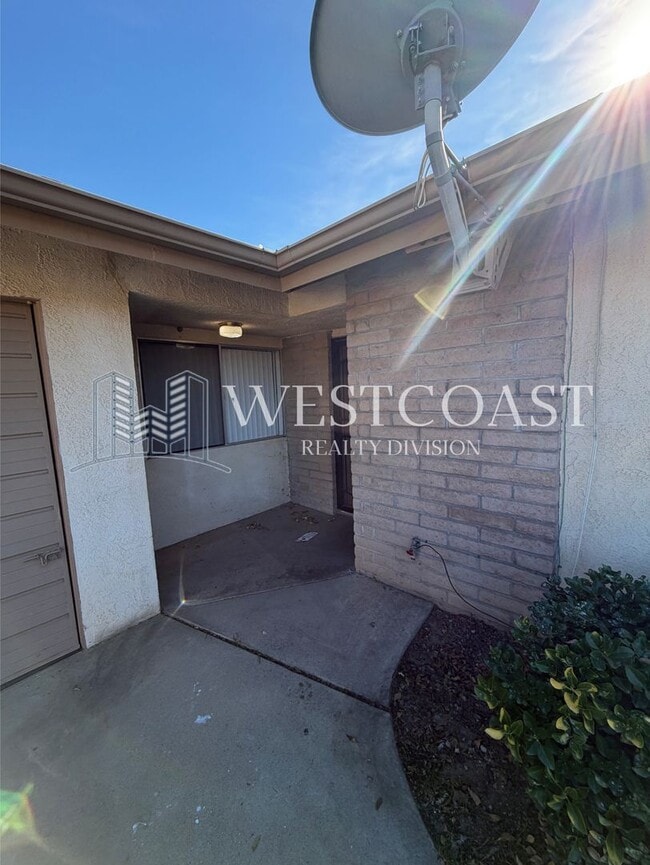 Building Photo - 2 Bed / 2 Bath Duplex-Style Home on Quiet Cul-de-Sac – Hemet