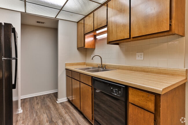 2BR, 2BA - 985SF - B1 - Kitchen