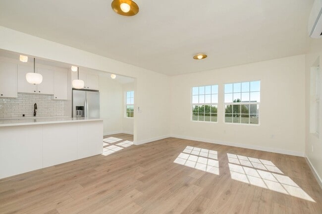 Photo - 2053-2067 N. Argyle Ave