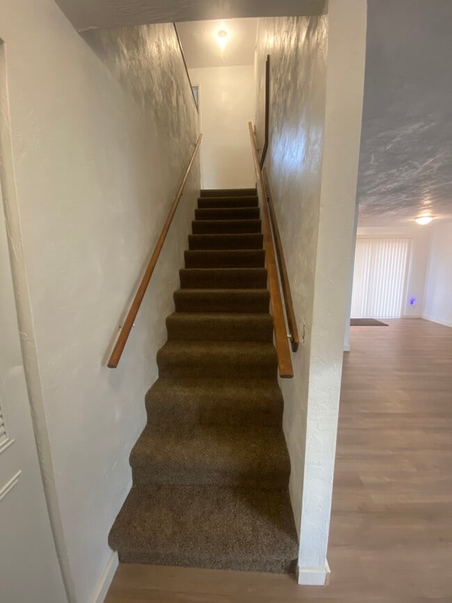 Escaleras - 880 N Cloverleaf Loop