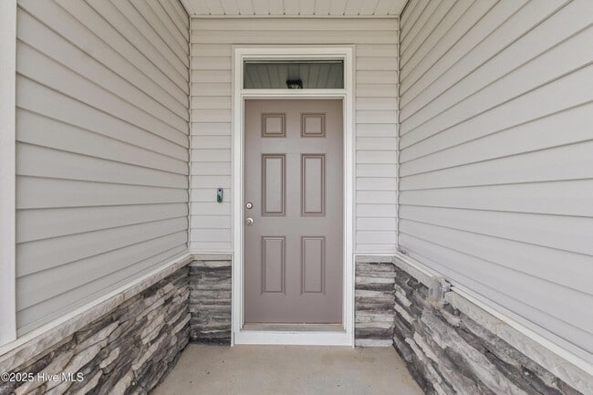 Photo - 570 Tullimore Ln