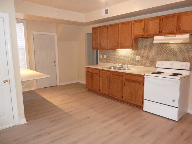 Photo - 27 Acker St W Unit #1