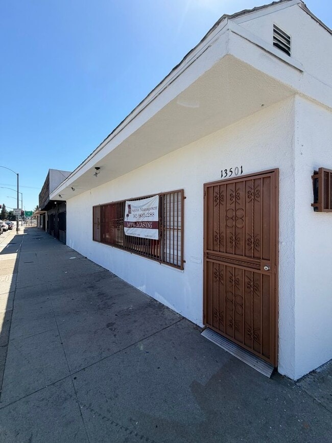 Building Photo - Paramount Unit Barber Shop