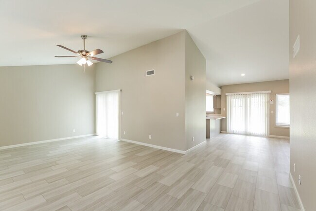1237 E Wickieup Ln
