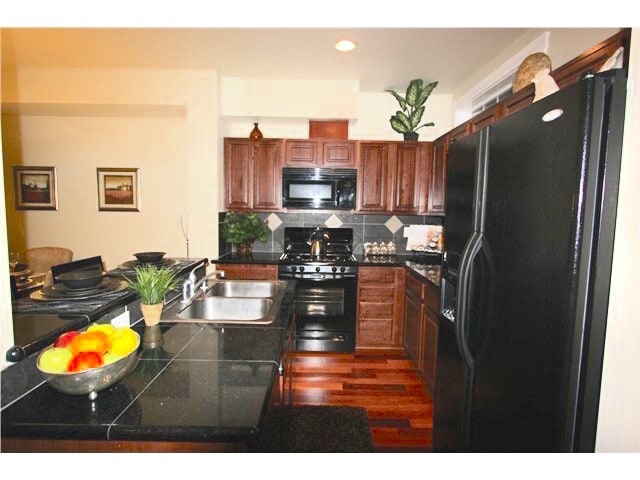 Kitchen with Gas Stove. Fridge stainless steel - 913 225th Place SE
