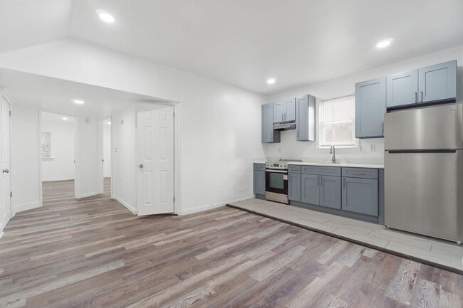 Building Photo - 130 Elmwood Ave Unit 3