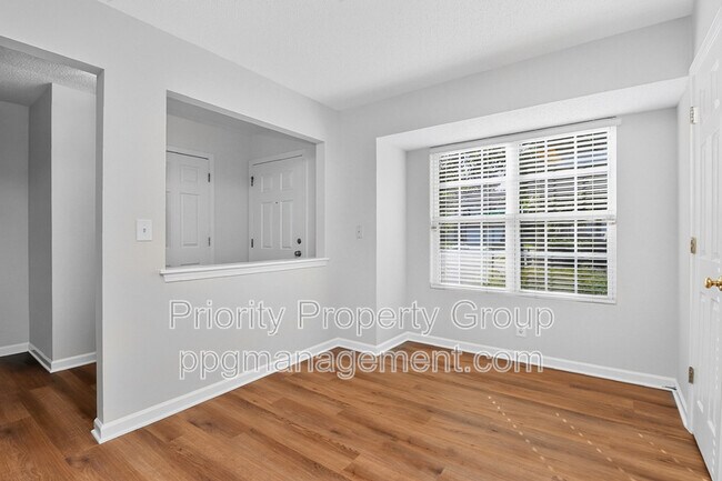 Photo - 3204 Barons Court Rd