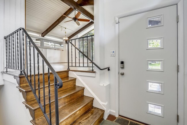 Photo - 3/3 Beautiful Contemporary Home in Greenwich Forest