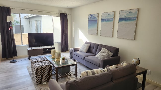 Photo - 440 W Regent St Unidad Apt B