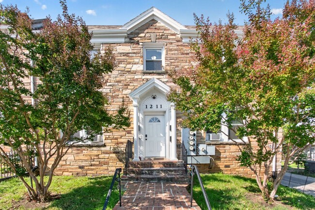 Building Photo - 1211 Simms Pl NE