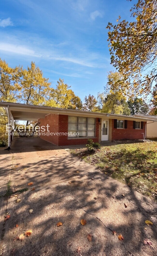 Photo - Charming 3-Bedroom Home with Central A/C and Carport Parking / 3 beds 1 bath / Available now!