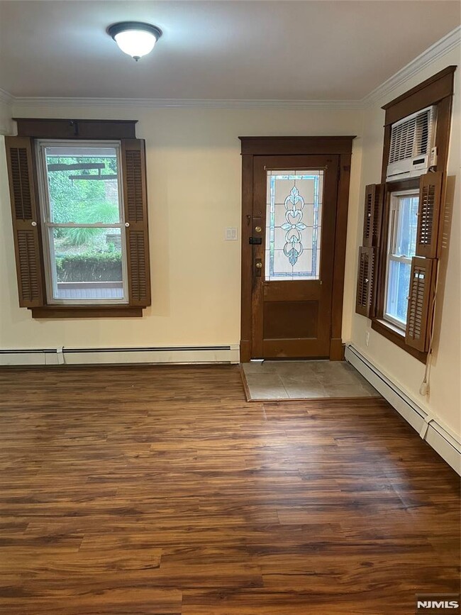 Building Photo - 508 2nd St Unit 1