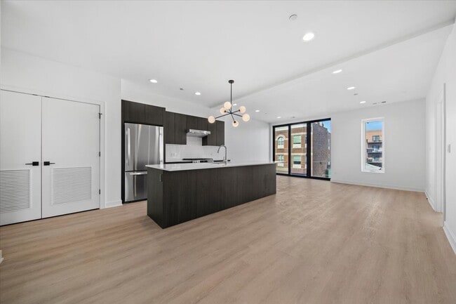 Photo - 1811 W Grand Ave Unit 405