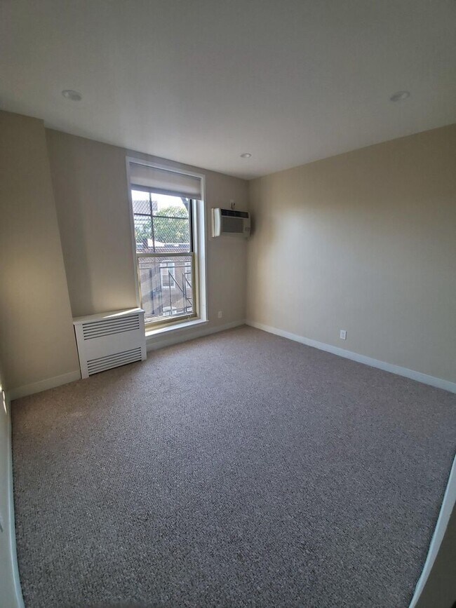 Building Photo - 11 Camelot Ct