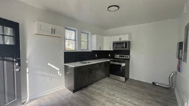 Building Photo - 1132 W 8th St Unit 1st Floor Rear