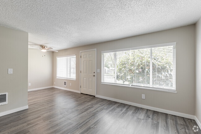2BR, 1BA - 900SF