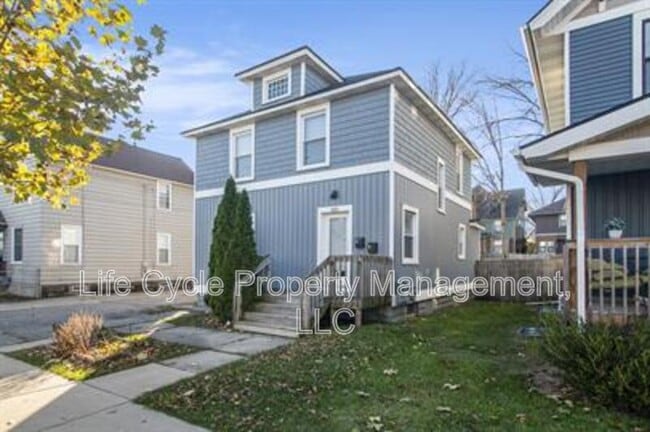353 Atlas Ave SE