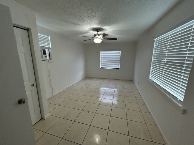 Photo - "Charming 3-Bedroom Home in St. Petersburg with Spacious 1,199 Sq Ft Layout!"