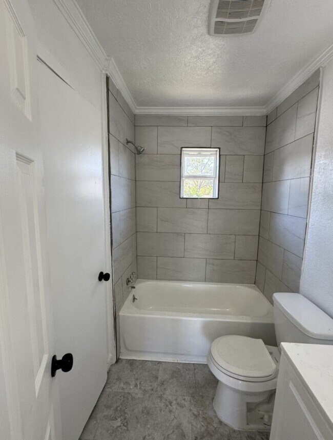 Photo - 923 Knight St