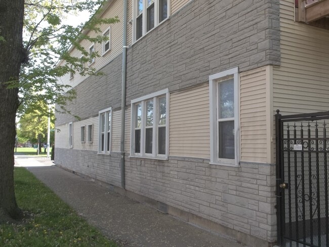Building Photo - 3900 W Diversey Ave Rental
