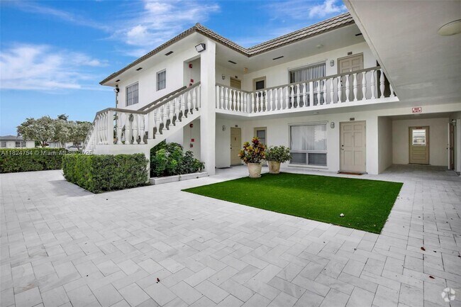 Building Photo - 5450 Hollywood Blvd Unit 103 Rental