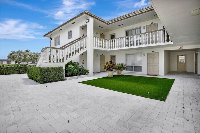 Photo - 5450 Hollywood Blvd Apartment Unit 103