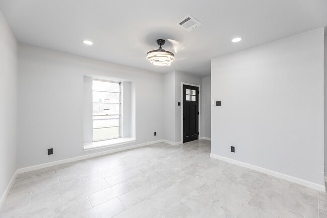 Photo - 1109 E Columbia Ln