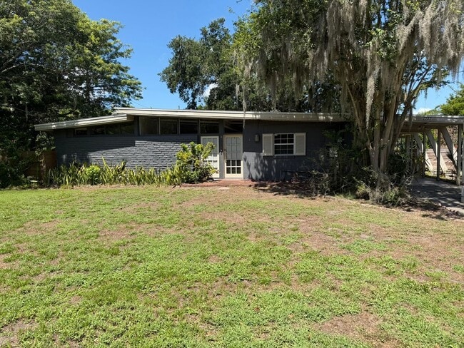 Building Photo - 1227 Country Club Dr