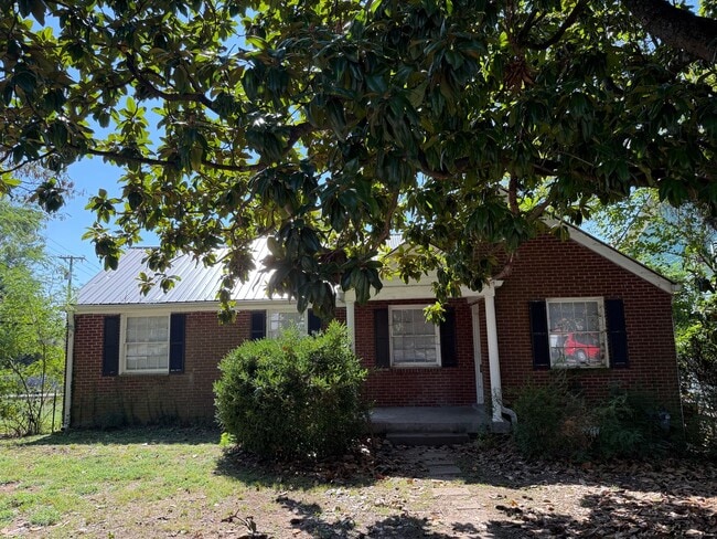 Building Photo - Pet-Friendly 3-Bedroom Home with Fenced Ya...