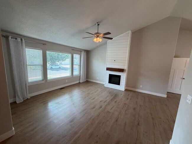 Photo - Spacious 6-Bedroom Home for Rent in Lehi