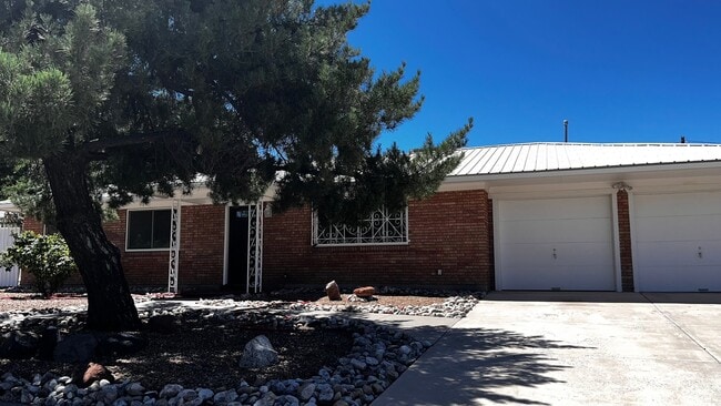 Photo - 6906 Shoshone Rd NE