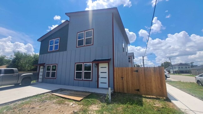 Building Photo - 9806 Fillmore St Unit A Rental
