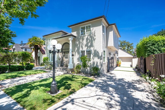 Photo - 664 Morse St