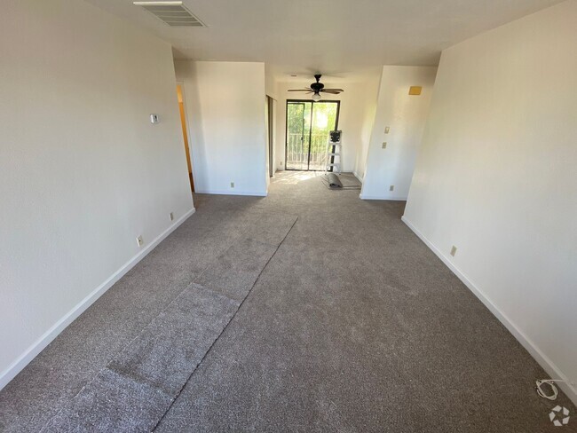 Building Photo - La Tierra Gardens - 2/1 Upstairs Apartment Unit 9339-34