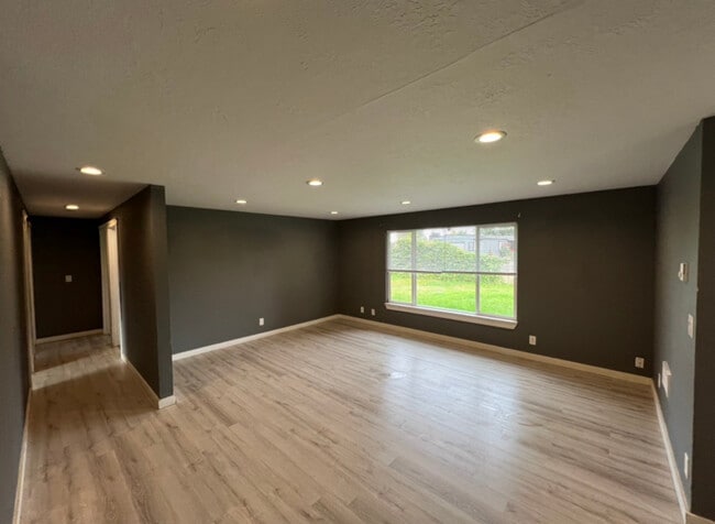 Photo - 3128 Woodleaf St NE