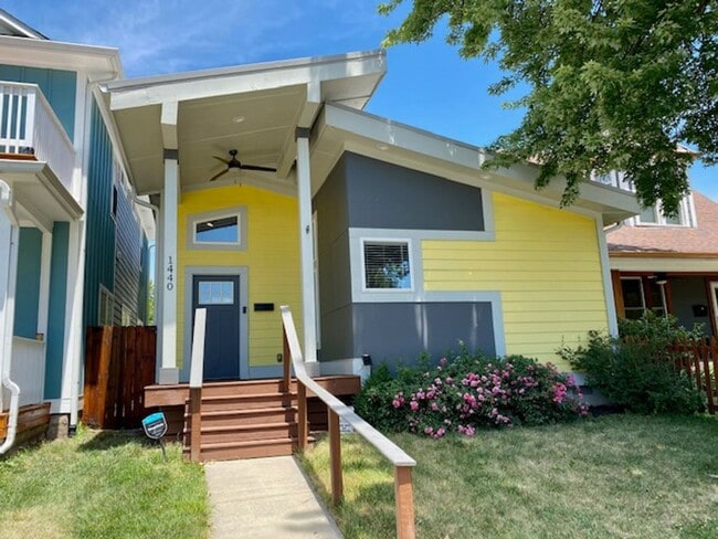 Building Photo - Stunning 3 Bed, 2.5 Bath Contemporary Home...