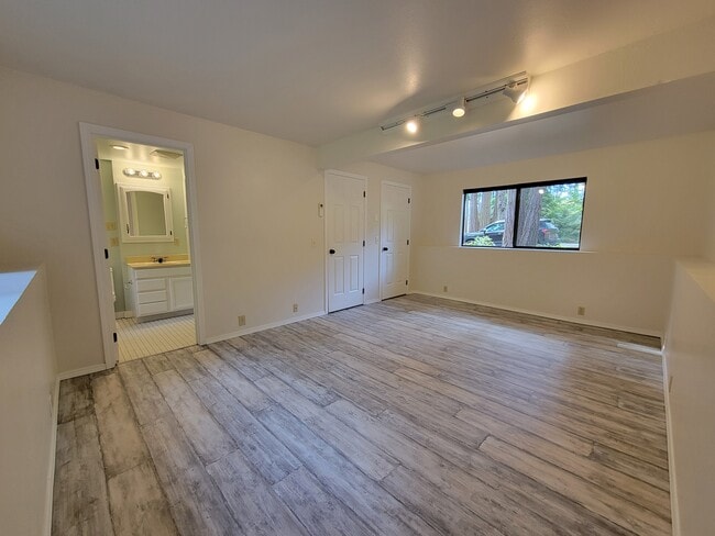 Building Photo - 160 Foxfield Dr Unit Daylight Basement