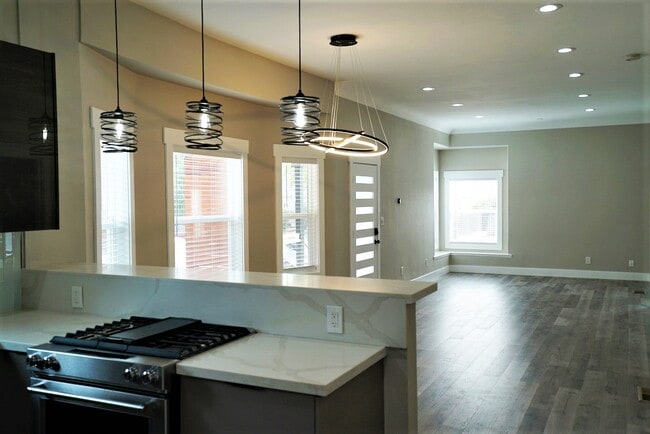 Photo - 1633 62nd St