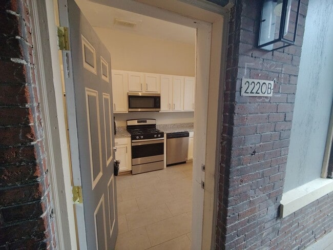 Building Photo - 2220 S 9th St Unit 2220 B