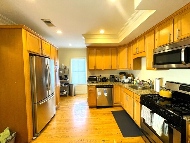 Building Photo - 27 Lothrop St Unit 4