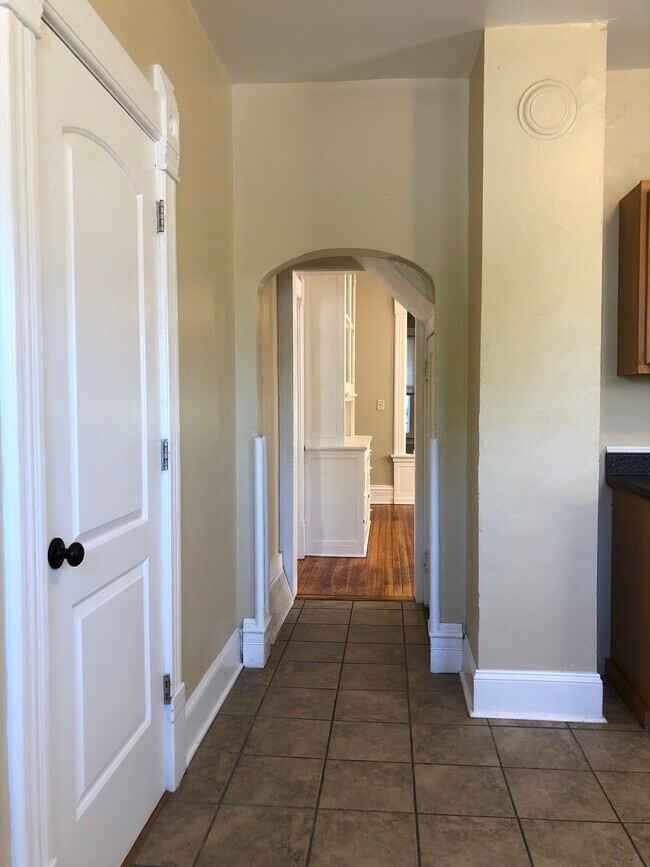 Photo - 2213 S Robinson Ave Unit LOWER