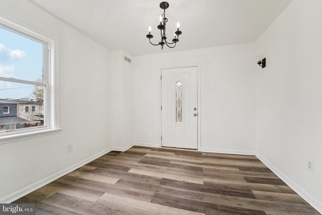 Photo - 800 Stoll St