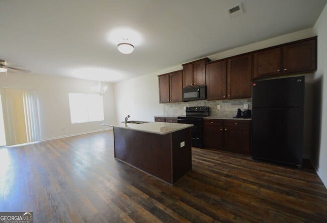 Photo - 1597 Iris Walk