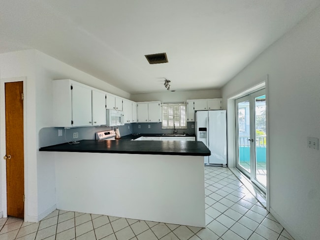 Photo - 486 Airport Dr S